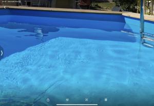 una piscina con acqua blu di La petite maison des Muses Arles a Arles