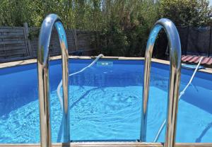 - une piscine avec deux portes métalliques dans l'eau dans l'établissement La petite maison des Muses Arles, à Arles