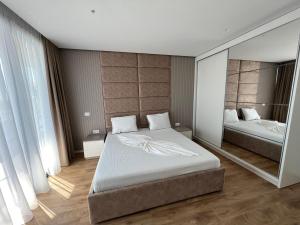 En eller flere senge i et værelse på NAVI Apartments