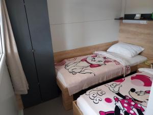 two beds sitting next to each other in a room at Mobile home Lana Dalmacija kamp Privlaka in Privlaka