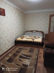 1 dormitorio con 1 cama en la esquina de una habitación en Apartment 28,Myru Avenue, en Izmaíl