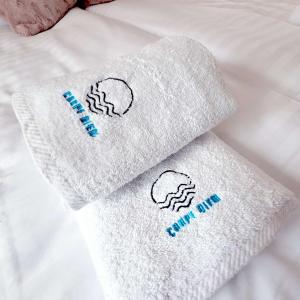 dwa ręczniki na łóżku w obiekcie Carpe Diem Lakeside Apartment w Szczecinie