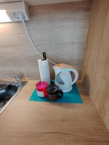 um balcão de cozinha com um bule de chá e chávenas em Mobile Homes "Golden Stone" em Sveti Juraj
