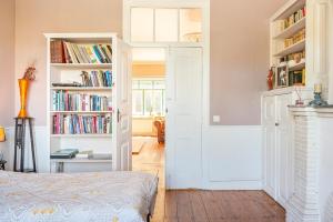 Uma cama ou camas num quarto em B&B Quarto Violeta com Chaminé