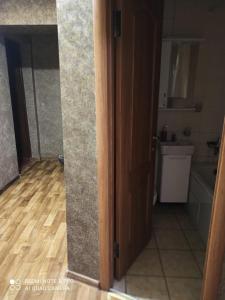 una puerta abierta a un baño con aseo y lavabo en Apartment 28,Myru Avenue, en Izmaíl
