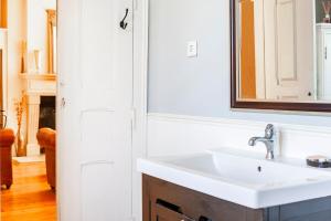 Uma casa de banho em B&B Quarto Violeta com Chaminé