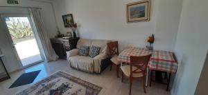 ein Wohnzimmer mit einem Tisch und einem Stuhl in der Unterkunft Casa Barranca Bed and Breakfast in Huércal-Overa