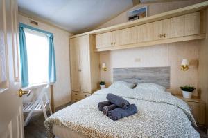 1 dormitorio con 1 cama con 2 toallas en Przystań, en Łeba