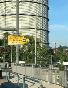 a yellow street sign in front of a building at Schiff AHOY, Hotelschiff, Hausboot, Boot, Passagierschiff in Stuttgart