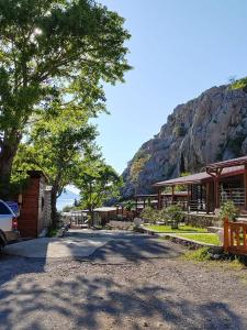 uma casa ao lado de uma montanha em Mobile Homes "Golden Stone" em Sveti Juraj