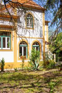 Um jardim no exterior de B&B Quarto Violeta com Chaminé