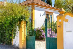 Um jardim no exterior de B&B Quarto Violeta com Chaminé