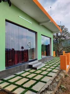 瓦爾巴賴的住宿－Edenvilla，绿色房子,设有玻璃窗和庭院