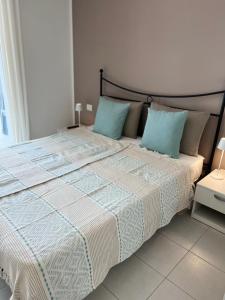 una camera da letto con un grande letto con cuscini blu di Vista mare Grado a Grado