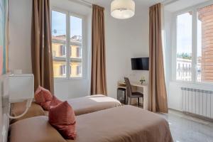 Cette chambre comprend 2 lits et une fenêtre. dans l'établissement Joyful Termini Boutique Guest House, à Rome