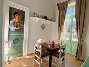Fotografie z fotogalerie ubytování “Athenas” Neoclassic Harbour View Apartment v destinaci Symi