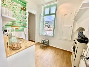 Fotografie z fotogalerie ubytování “Athenas” Neoclassic Harbour View Apartment v destinaci Symi