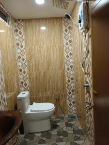 ein Bad mit einem WC und einer Dusche in der Unterkunft Alfa Roomstay in Pantai Cenang