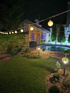Um jardim no exterior de Guest House Relić