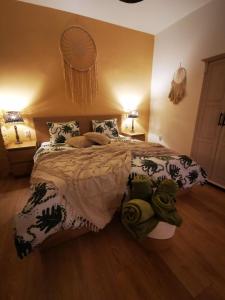 1 dormitorio con 1 cama grande en una habitación en Guest House Relić, en Sombor