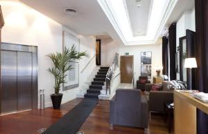 - un salon avec un escalier et un hall dans l'établissement Quatro Puerta del Sol, à Madrid