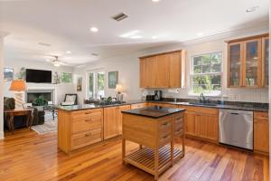 Kuchyň nebo kuchyňský kout v ubytování Don't Worry, Beach Happy - 4327 Twelth Street