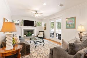 TV a/nebo společenská místnost v ubytování Don't Worry, Beach Happy - 4327 Twelth Street