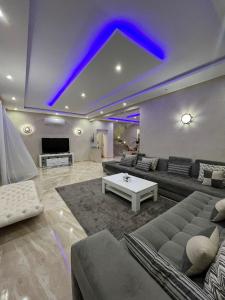 een woonkamer met een bank en een tv bij Dar sophia in Marrakesh