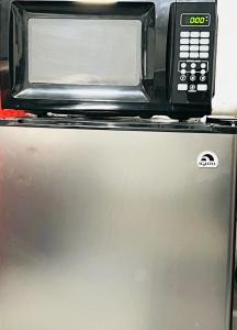 un forno a microonde seduto sopra un frigorifero di Relax Inn Lawton a Lawton