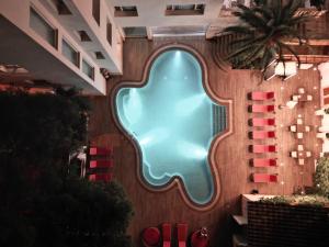 una piscina al lado de un edificio en Hotel Rosamar, en Sant Antoni de Calonge