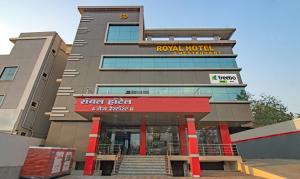 un hotel con un cartello rosso sulla parte anteriore di Treebo Royal, Chandrapur a Chandrapur