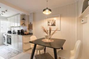 cocina y comedor con mesa y sillas en CENTRAL MONKEY APARTMENT - Grupo RH Santander en Santander