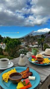 drewniany stół z dwoma talerzami jedzenia w obiekcie Selah hotel & coffee w mieście Antigua Guatemala