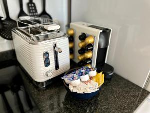 un mostrador con tostadora y un recipiente de comida en Las Delas, en Denia