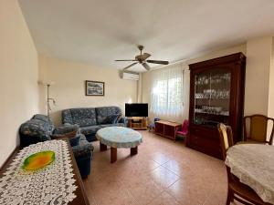 una sala de estar con un sofá y una mesa en Las Delas, en Denia