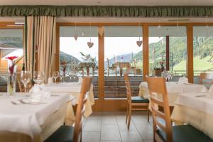 A restaurant or other place to eat at Wanderhotel Talblick