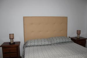 - une chambre avec un grand lit et 2 tables de chevet dans l'établissement SUITE DEL MAR II, à Torre del Mar