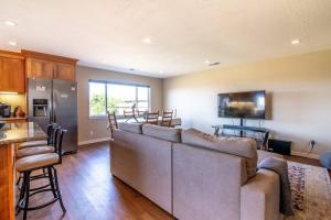 TV a/nebo společenská místnost v ubytování Ocean View Cottage