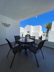 - une salle à manger avec une table et quatre chaises dans l'établissement Blue Ocean, à Costa Teguise