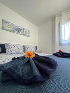 ein Schlafzimmer mit einem Bett mit einem Kleid drauf in der Unterkunft Blue Ocean in Costa Teguise