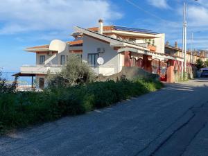 een huis aan de kant van een weg bij Villa Angelica in Vibo Valentia Marina
