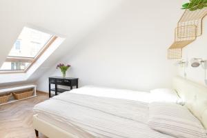 Habitación blanca con cama y ventana en Tatari 32 Rooftop en Tallin