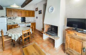 Η κουζίνα ή μικρή κουζίνα στο Cozy Home In Cabrerolles