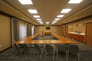 uma grande sala de conferências com uma mesa longa e cadeiras em SpringHill Suites by Marriott Charleston North em Charleston
