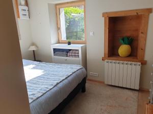 een slaapkamer met een bed en een raam bij Le Chalet du BioT in Le Biot