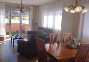 salon ze stołem i jadalnią w obiekcie Apartamento con jardín Playa Foz w mieście Foz +6 zdjęć