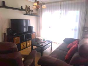 Telewizja i/lub zestaw kina domowego w obiekcie Apartamento con jardín Playa Foz