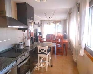 Kuchnia lub aneks kuchenny w obiekcie Apartamento con jardín Playa Foz