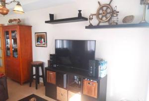 Telewizja i/lub zestaw kina domowego w obiekcie Apartamento con jardín Playa Foz