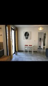 Fotografia z galérie ubytovania F2 50 m2 avec place de parking en ss privative et Clim chambre v destinácii Montpellier + 3 fotografie